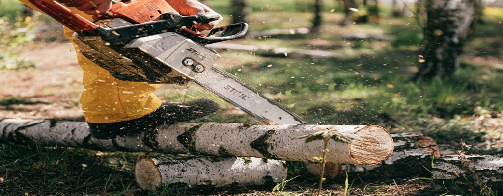 Chainsaw cutting wood—find compatible BorealGrit chain by brand, bar, and pitch
